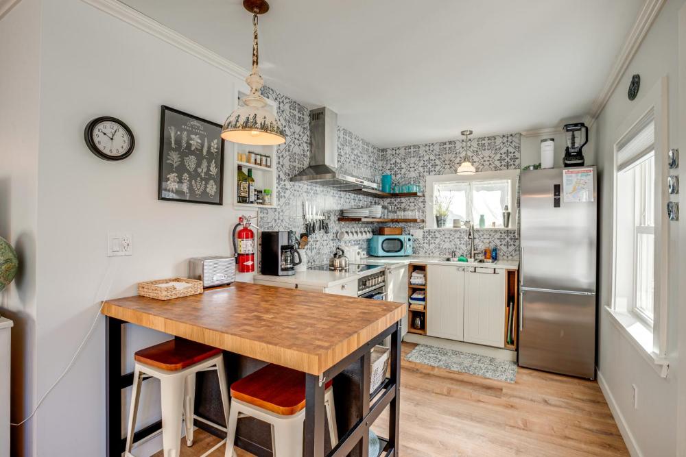 Quaint Sur La Mer Cottage with Deck, Fire Pit